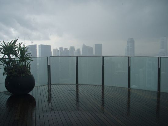 Singapur verschwindet im Regen