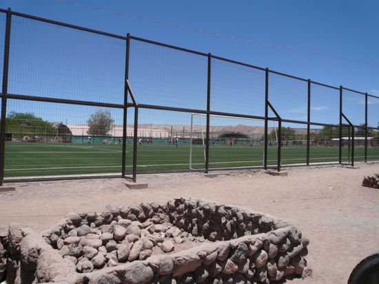 In der Wueste ein schoen gruener Rasen fuer die Fussballer, hihi