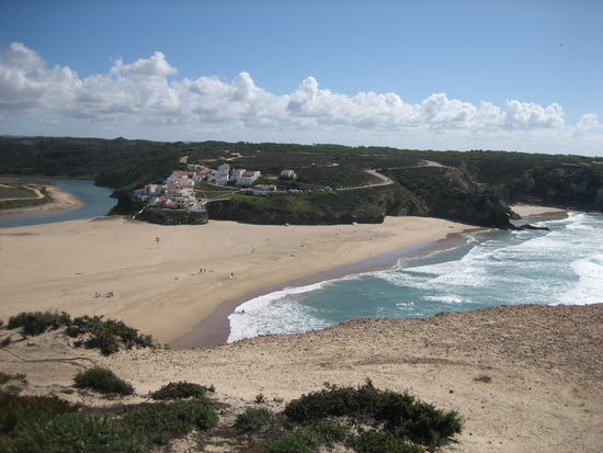 Der Strand von Odeceixe. Hier paddelte ich 2006 die ersten Male mit Surfbrett ins Meer.
