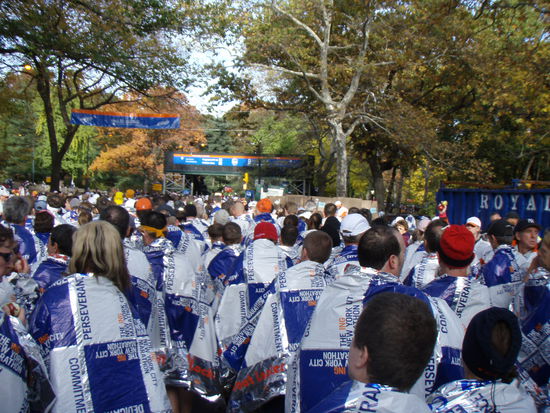 Schaut aus wie eine Invasion. wackelnd gehende silberne Gestalten.