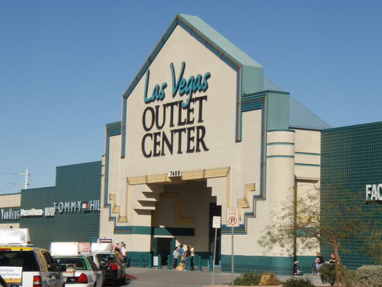 Nur eine der vielen Eingaenge der Mall