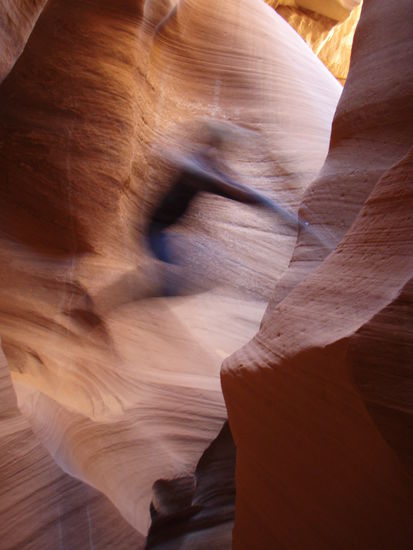 Das bin ich beim springen von einer auf die andere Seite. Ich nenne es "Ghost in Antelope Canyon" photographed by Jake Slade