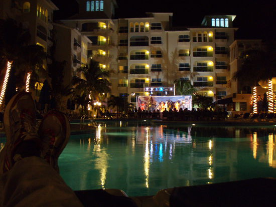 relaxed nach einem Lauf am Pool mexikanische Kultur geniessen!