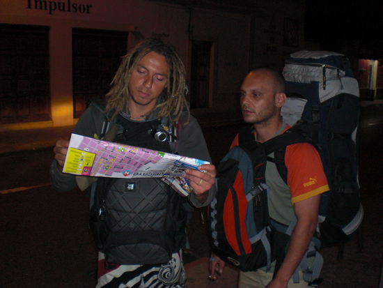 mal ein ganz anderes Foto. Travellerleben mit Backpack und Karte.