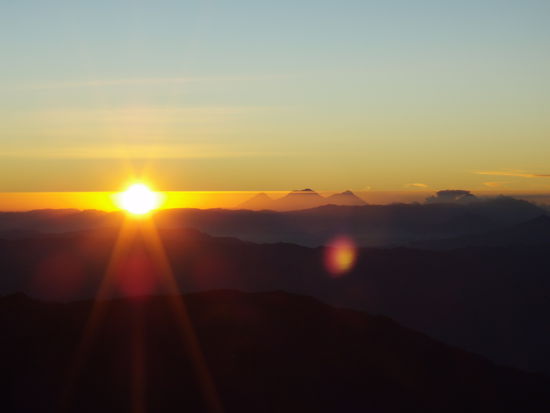Der Sonnenaufgang und daneben die Vulkane bei Lago Atitlan