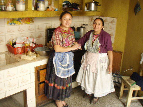 Die Oma und die Hausherrin beim Kochen.(Anstandshalber gefragt, ob ich das Foto machen darf)