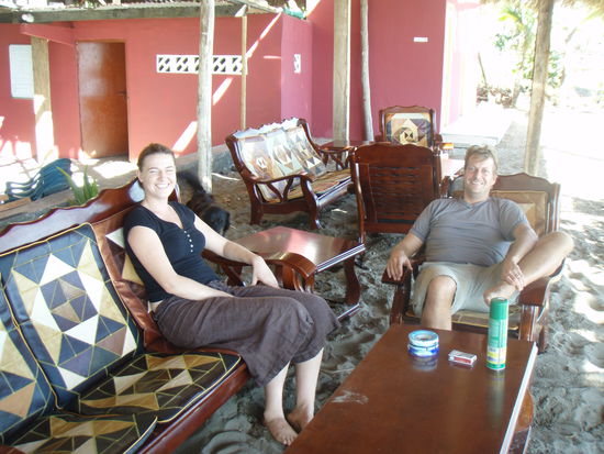 Stolze Besitzer eines Strandrestaurantes.
Dirk und Simoun