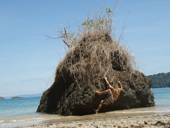 Bouldern am Strand von Coiba