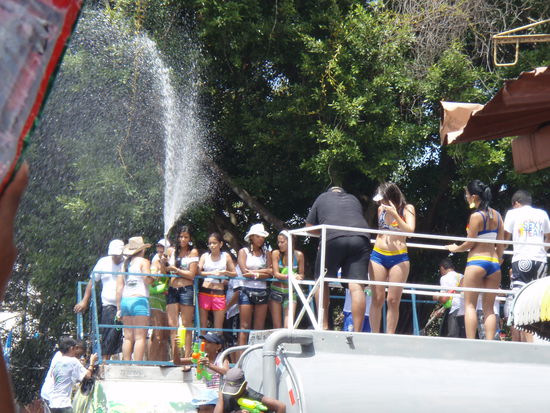 Die Tanklastzuege mit Wasser