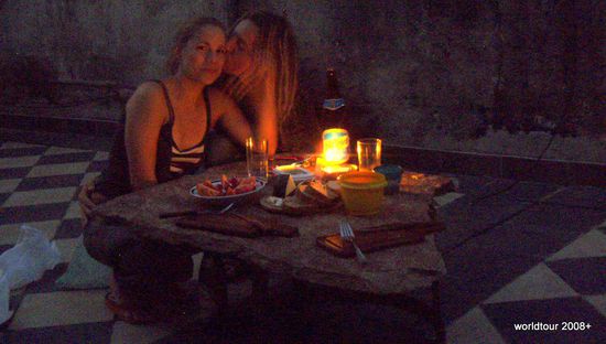 Meine bayrische Brotzeit mit bayrischem Maedel. "Zuenftig sog i!"