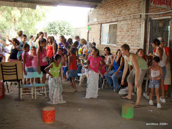 Meine Abteilung. Sackhuefen: Saecke verteilen und Schmetterlinge malen