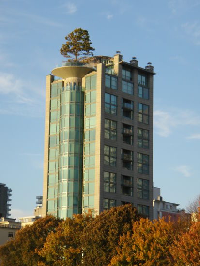 Wer von dort oben Basejumpt landet im Pazifik. Direkt am English Bay.