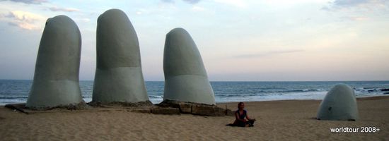 Simone in der Hand des Strandes