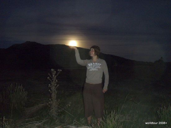 Simone hilft dem Mond ueber den Berg zu kommen