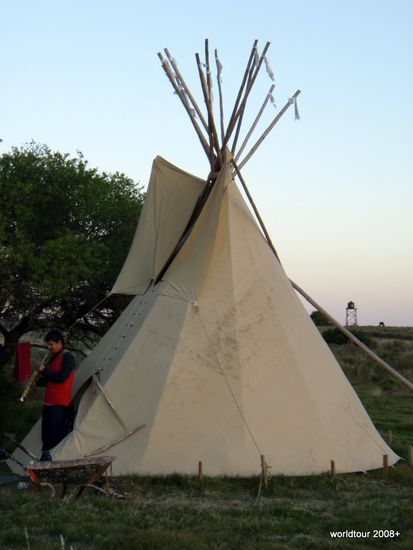 Y beim ueben mit der Klarinette vor seinem "Haus"