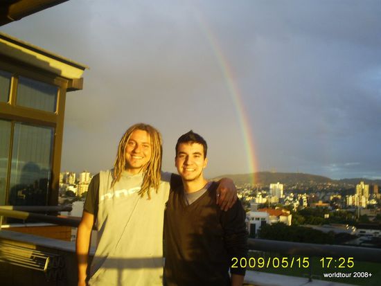 Eduardo und ich mit Regenbogen ueber der Stadt.