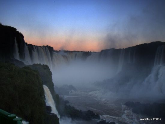 herrlich...die Wasserfaelle bei Sonnenuntergang und danach.