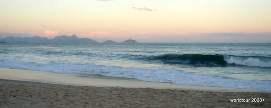 Beruehmteste Strand Rios. Copacabana Natürlich war ich da mal surfen!Hehe