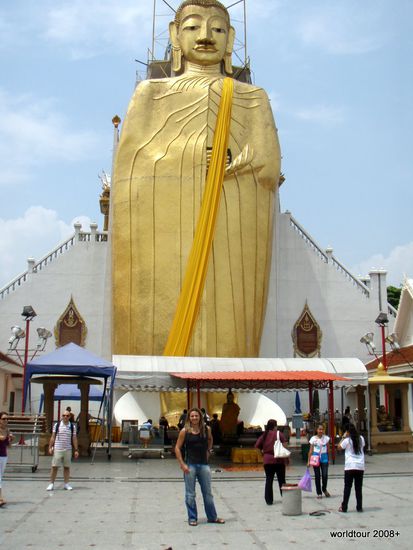 Die groesste Buddha Statue in der Stadt und der kleine Wolfi