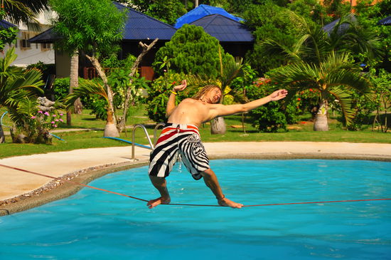 Slacklineing ueber dem Pool. Super Sach!!!
