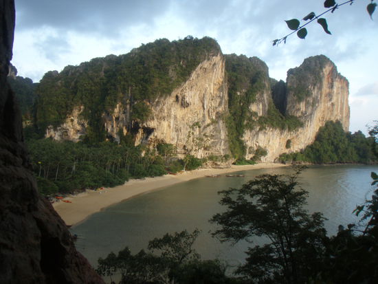 Der Beach von Tonsai und die Kletterfelsen.