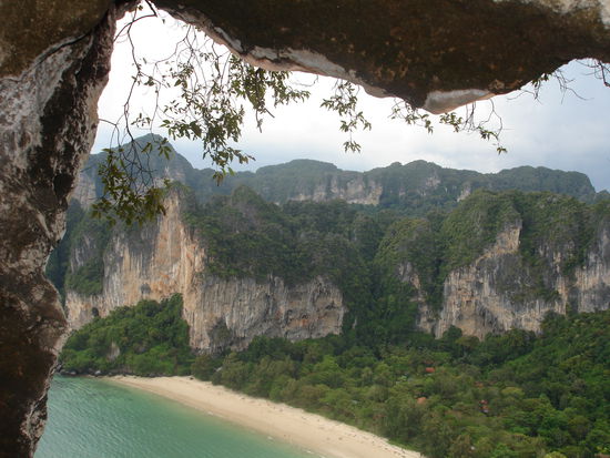 Ausblick aus der Hoehle nach dem Regenschauer.