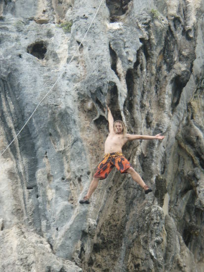 ca. 15m ueber dem Wasser am Ueberhang an einem Arm haengend. a Traum!