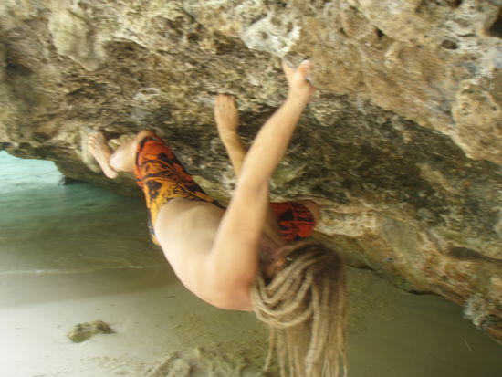 Beim bouldern. knifflige Kletterprobleme