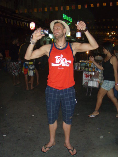 Unwirkliches Bild wenn man einen Laeuer in der Khao San Road sieht