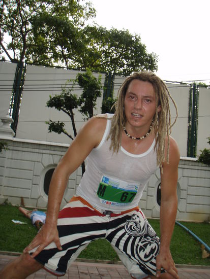 So schaut man dann im Ziel aus beim Dehnen. Trotzdem an alle Lauefer unter Euch: KEEP ON RUNNING!!!