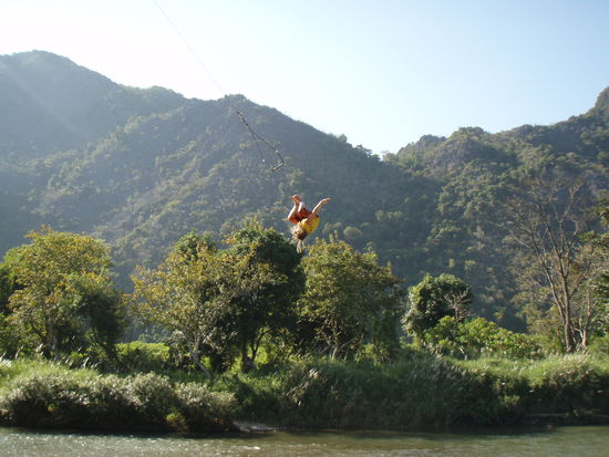 ich beim Backflip in den River Nam Song