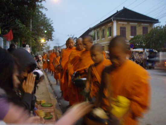 Moenche beim Almosen sammeln
