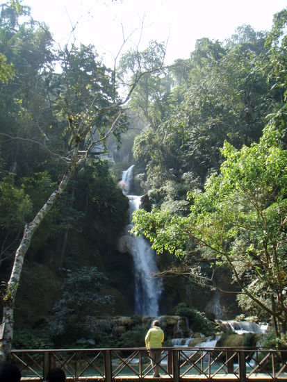 Ein Reisefreund genießt die Stille und Schönheit der Natur