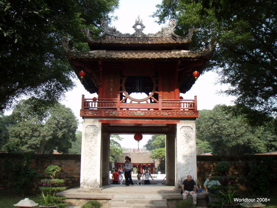 Konfuzius sagt:" Das Eingangsportal zum Literaturtempel."