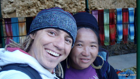 Das ist nicht die alte Frau, die mir geholfen hat.(Die Ehre vebot mir sie zu fotographieren) Bei dieser Frau habe ich mir meine Mütze gekauft.