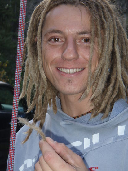 Happy nach dem klettern.
Dieses Foto ist eigentlich entstanden, nachdem ich beim abseilen eine Dreadlock ins ATC (Air Traffic Controll) Sicherungsgerät bekommen habe