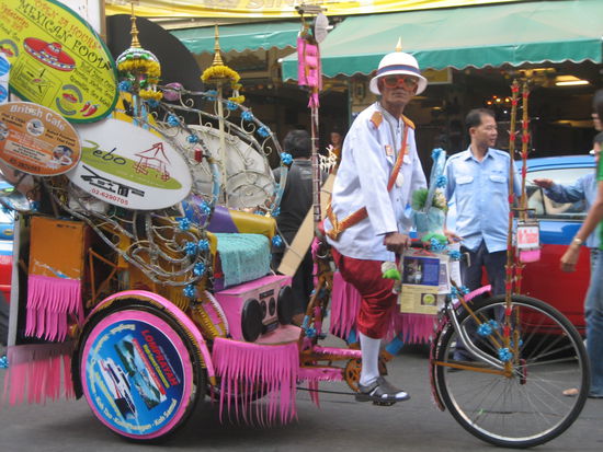 Mister Thailand und sein Rad.