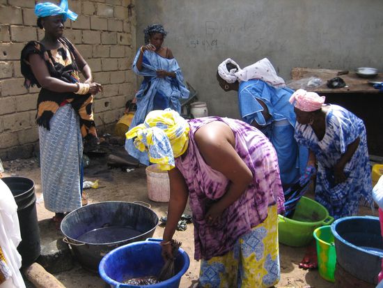 Die Färberinnen bei der Arbeit (ganz links steht Fatou)