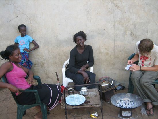 Sohknas jüngere Tochter (in der Mitte), eine Freundin und Stafan beim Ataaya kochen und Deutsch lernen.