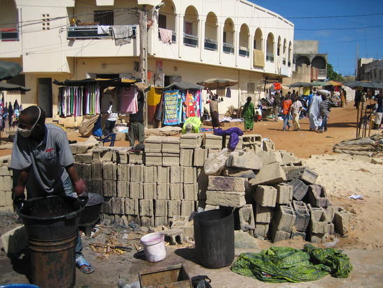 Das ist der Arbeitsplatz von Saliou, einem weteren Färber und einer der wenigen, die schon vor unserem Seminar mit Maske gearbeitet haben. Der Platz liegt direkt an einer Straße, wo jeden Mittwoch Markt ist.