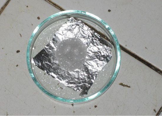 Alufolie und NaOH reagieren miteinander...