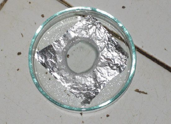 ...so stark, dass sogar ein Loch in die Folie geäzt wird