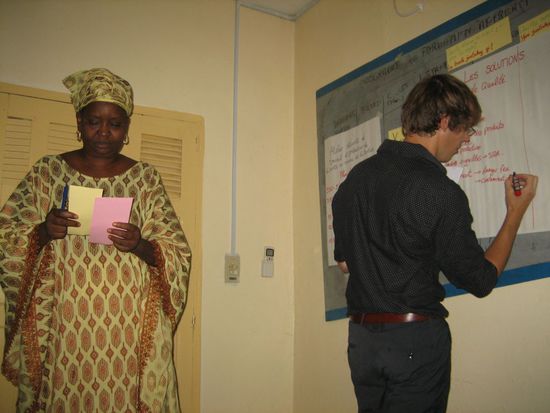 eine Teilnehmerin trägt die Ergebnisse vor und Stefan schreibt diese an