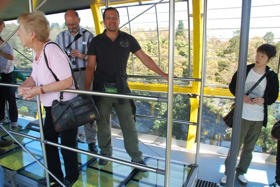 In der Skyway-Gondel auf dem durchsichtigen Boden