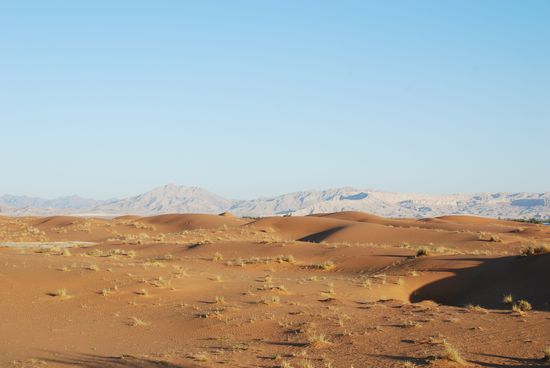In der Wüste, im Hintergrund das Hattagebierge