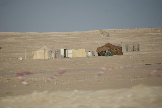 Das sind Beduinenzelte. Die findet man überall auf dem "Land". Dort leben wirklich noch Menschen, die weitgehend von der Aussenwelt abgeschnitten sind!