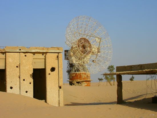 Diese Radarstation ist während des Golfkrieges zerstört worden. Überall Einschusslöcher und leere Patronenhülsen. Schon irgendwie komisch....