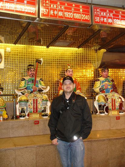 Hier stehe ich neben der Figur die für die Geburtstsjahre (im Bild oben, meins: 1980) parat steht. Meine Figur hatte glaube ich als einzige eine Waffe in der hat, was das wohl zu bedeuten hat!?!?!?