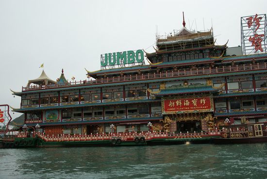 Wer errät als erstes mit welchem bekannten Film dieses (das grösste Floating Restaurant der Welt-3000 Sitzplätze) berühmt wurde?