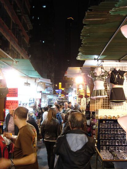Märkte wie in Bangkok, aber kein Vergleich: Bangkok-Maärkte sind um ein Vielfaches billiger, größer und schöner!